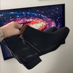 Wonderly Black Ankle Boots with Zipper